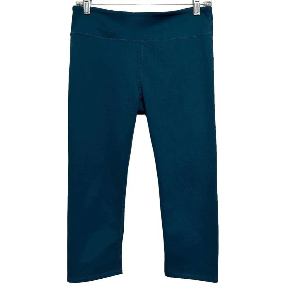 Fabletics cropped mid-rise leggings. Size med.